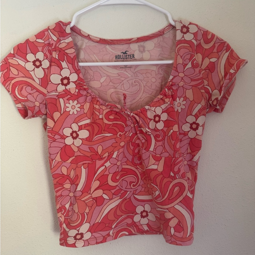 Hollister Women's pink Red and‎ White Floral Blouse mid top shirt 00s Y2K Crop